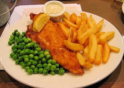 Fish-and-chips рыба с картофелем - традиционное британское блюдо